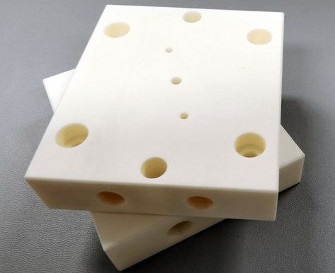 400 MPa Biegefestigkeit Al2O3 Keramik 1014 Ω·cm Volumenwiderstand 20 KV/mm Abbruchspannung