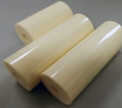 Volumenwiderstand 1014 Ωcm Al2O3 Keramischer Isolationswiderstand 1012 Ωcm Elektrischer Isolator für industrielle Anwendungen